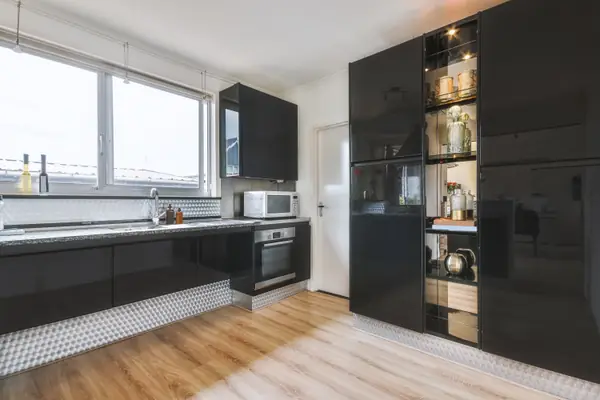 Apartamento reformado con muebles de madera en Mollet del Vallès