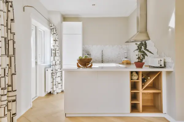 Cocina luminosa con muebles modernos y diseño actual