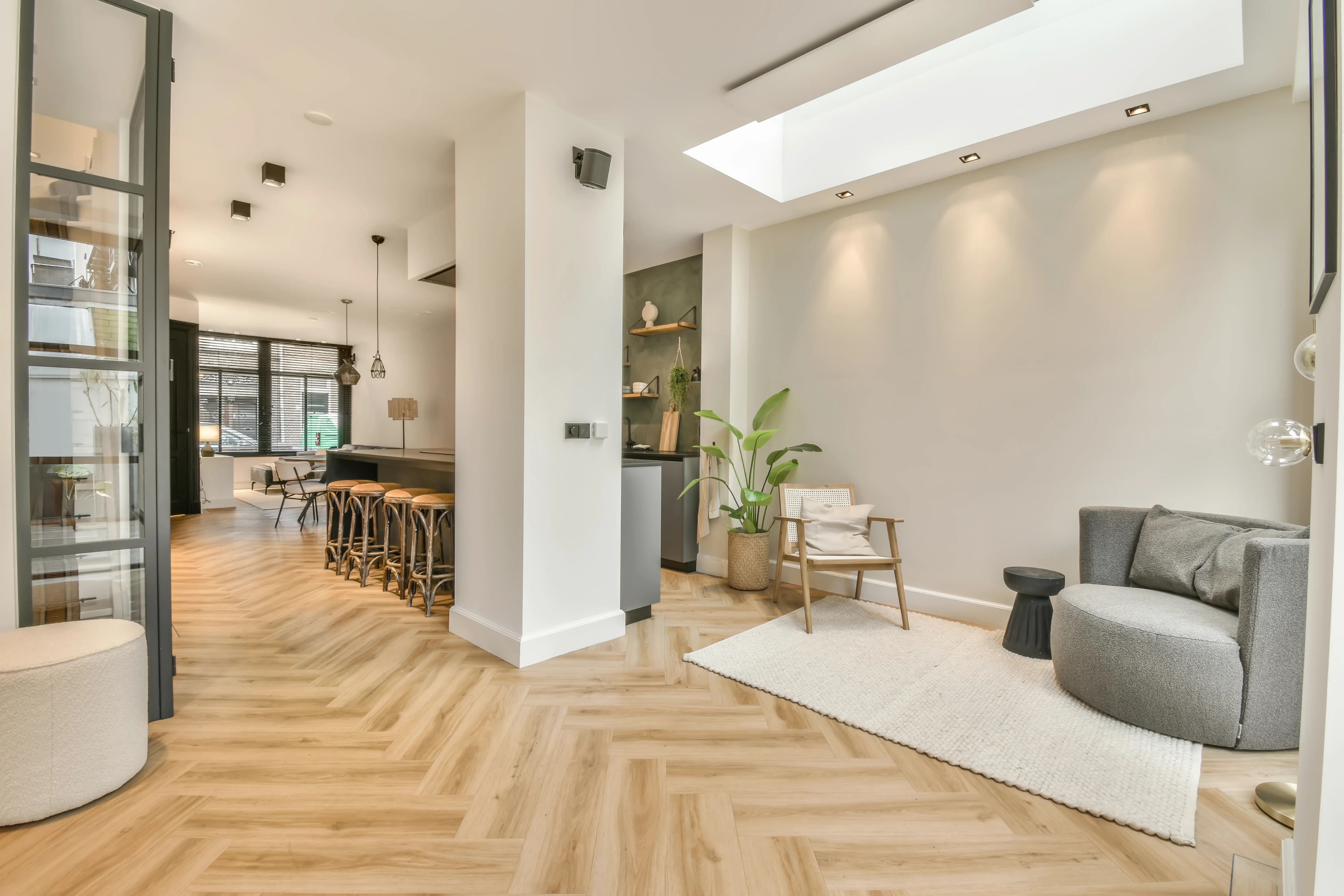 Interior de vivienda reformada con acabados de calidad