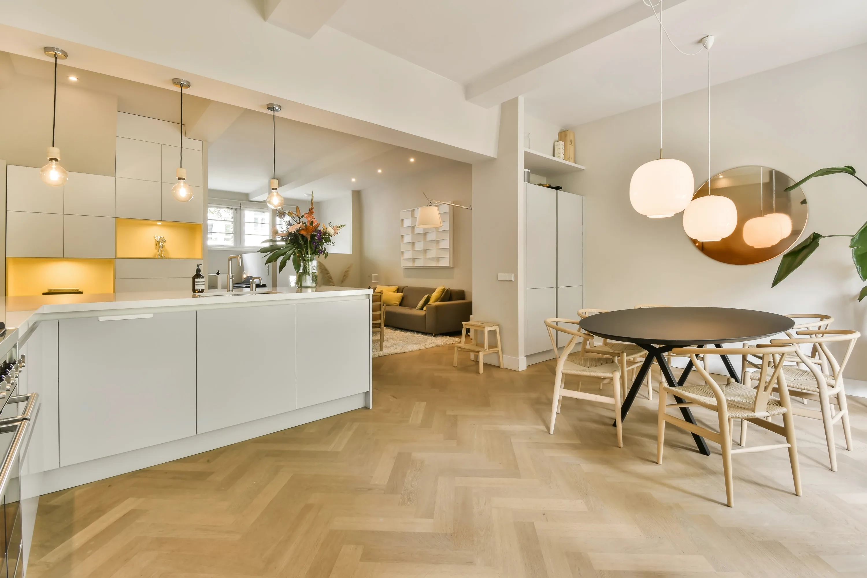 Piso reformado con salón comedor y cocina abierta